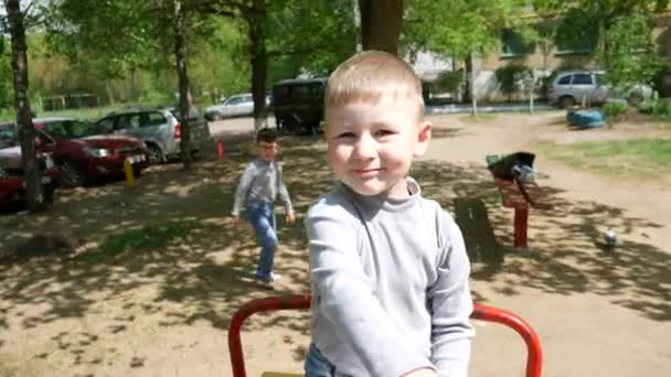 Childrens Fun in the Spring. Emociones en el carrusel . — Vídeo de stock