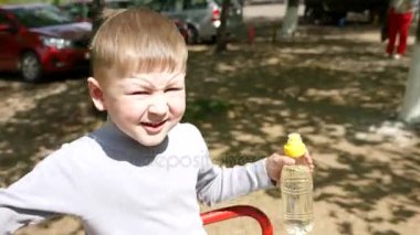 Çocuk eğlence bahar. Atlı karıncaya duygular.