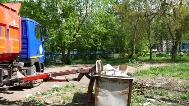Mtsensk, Oroszország 09 május 2017. Szerkesztői - ökológia. Garbage truck terhelések szemetet a manipulátor segítségével. — Stock videók