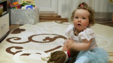 Onun favori evinde mutlu bebek.