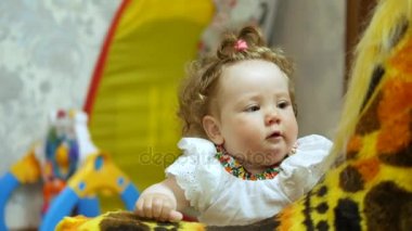 Onun favori evinde mutlu bebek.