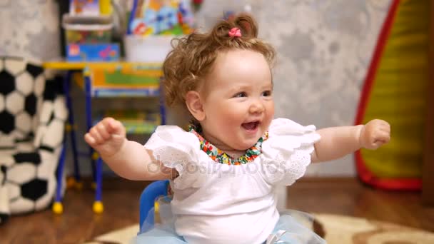 Щаслива дитина в її улюбленому будинку . — стокове відео