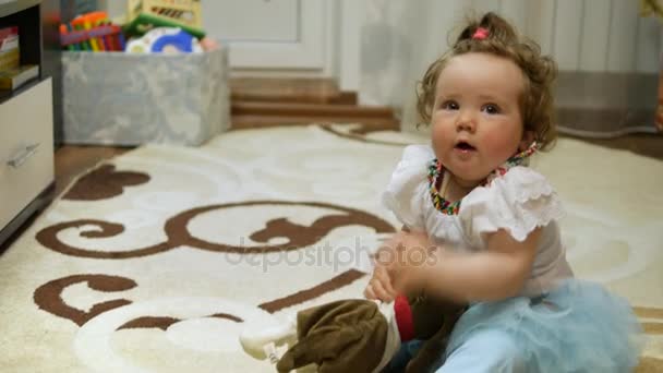 Bebê feliz em sua casa favorita . — Vídeo de Stock