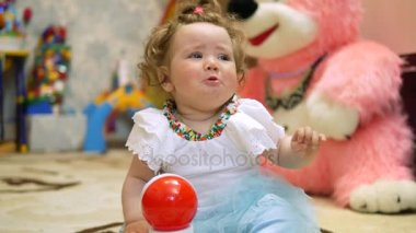 Onun favori evinde mutlu bebek.