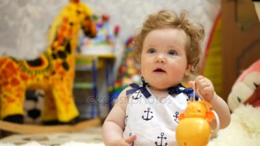 Onun favori evinde mutlu bebek.