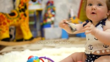Onun favori evinde mutlu bebek.