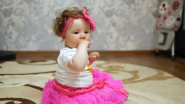 Onun favori evinde mutlu bebek.
