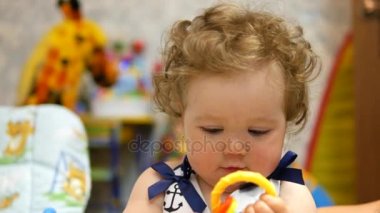 Onun favori evinde mutlu bebek.