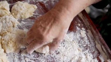Bir aile tarifi, nineler eller çörekler için hamur yoğurmak