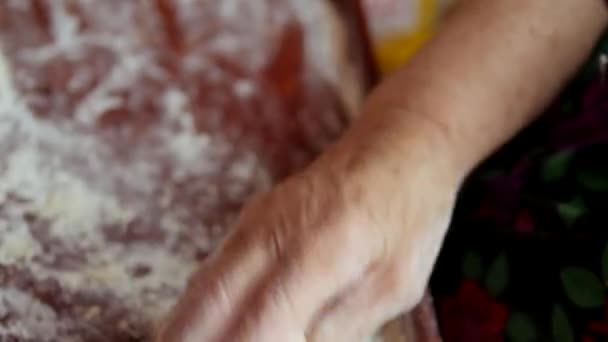 Une recette de famille, les mains de grand-mère pétrissent la pâte pour les petits pains 