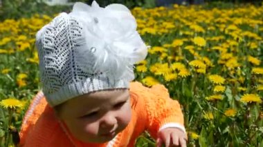 Bir bahar glade içinde dandelions ailesiyle birlikte mutlu çocuk.