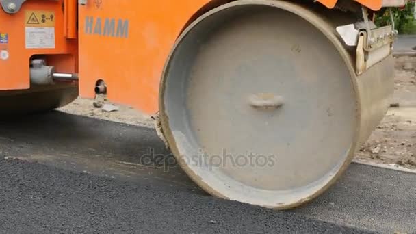 Mtsensk, Rússia 23 de maio de 2017. EDITORIAL - Colocação de asfalto na zona pedonal . — Vídeo de Stock