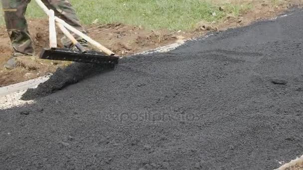 Pose d'asphalte dans la zone piétonne . — Video