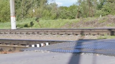 Lokomotifler hızlı bir şekilde kaplin demiryolu geçişi geçer.