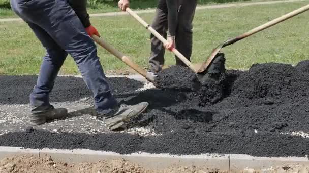 Läggning av asfalt på gågatan. — Stockvideo