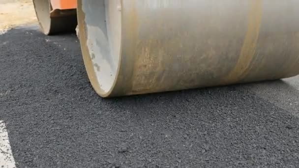 Układanie asfaltu w strefie wyłączonej z ruchu kołowego. — Wideo stockowe