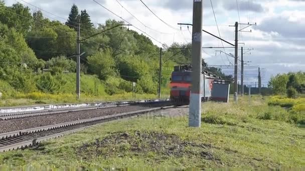 Un treno elettrico che lascia il passaggio ferroviario. — Video Stock