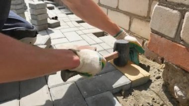 Mtsensk, Rusya Federasyonu 24 Mayıs 2017 Editörden - çimento kaldırım taşı mozaik bırakır.