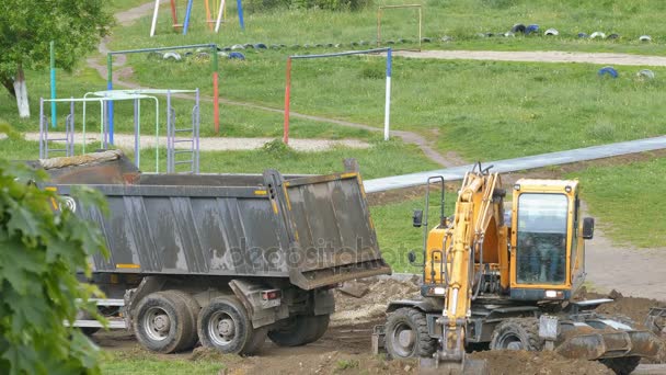 Mtsensk, Russia 23 maggio 2017. EDITORIALE - Posa di asfalto nella zona pedonale . — Video Stock