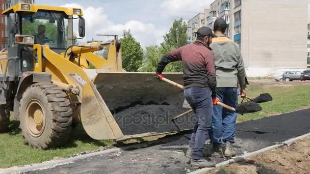 Mtsensk, Russia 23 maggio 2017. EDITORIALE - Posa di asfalto nella zona pedonale . — Video Stock