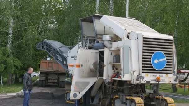 Mtsensk, Ryssland 23 maj 2017. Ledare - borttagning av gammal asfalt med en Wirtgen fräsmaskin från vägen. — Stockvideo