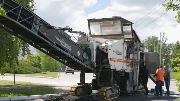 23 mei 2017 Mtsensk, Rusland. Redactioneel - verwijdering van oude asfalt met een freesmachine Wirtgen uit de weg. — Stockvideo