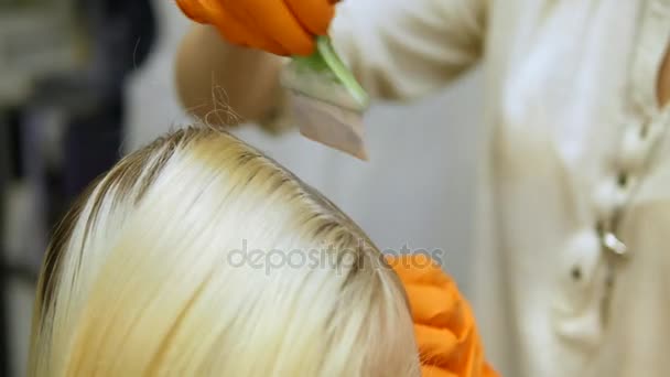 Kadeřnice dělá blondýna, vlasy barvy, kořínky vlasů. — Stock video