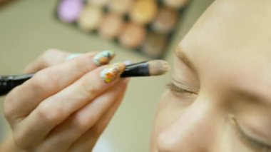 Saç stilisti empoze makyaj, sarı saçlı mavi boya.