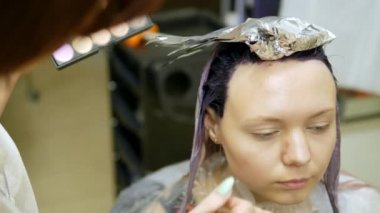 Saç stilisti empoze makyaj, sarı saçlı mavi boya.