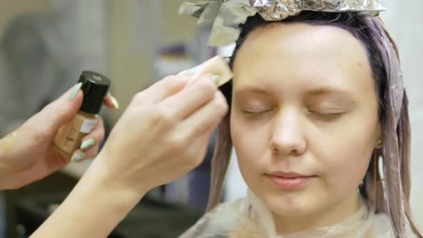 Hårstylist införa make-up, Blond med hår i blå färg. — Stockvideo