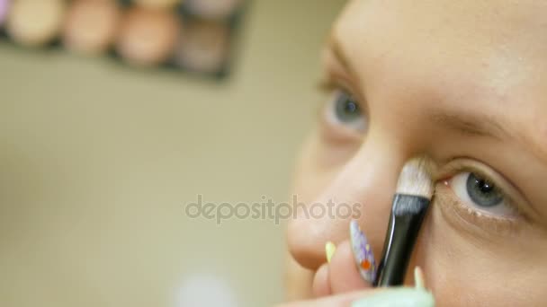 Peluquero imponer maquillaje, rubio con pelo en pintura azul . — Vídeos de Stock