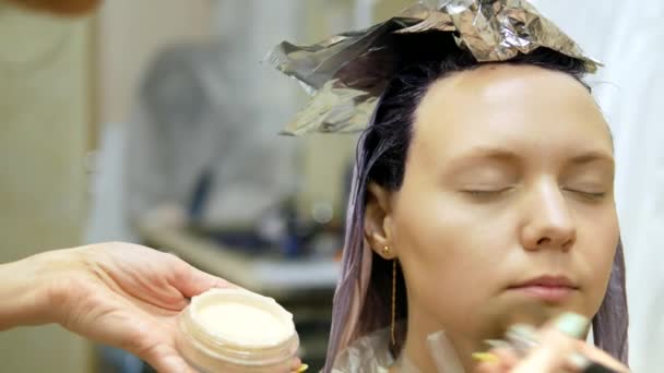 Στιλίστα τρίχας επιβάλει make-up, Ξανθιά με μαλλιά σε μπλε χρώμα. — Αρχείο Βίντεο