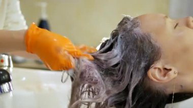 Saç istemci bir güzellik salonu durulama