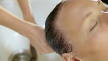 Saç istemci bir güzellik salonu durulama