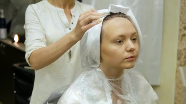 Enxaguando o cliente de cabelo em um salão de beleza — Vídeo de Stock