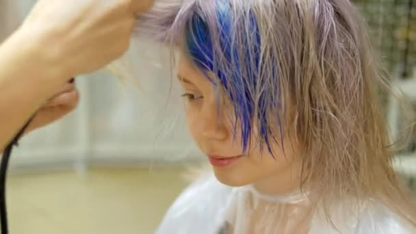 Estilizar un cabello de los clientes en salón de belleza , — Vídeos de Stock