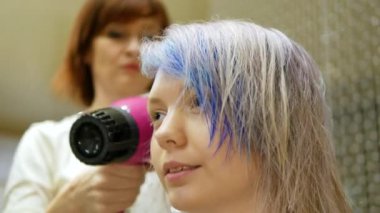 Güzellik salonunda istemcileri saç şekillendirme,