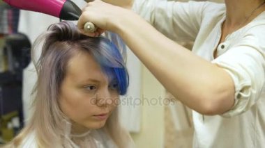 Güzellik salonunda istemcileri saç şekillendirme,