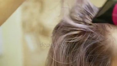 Güzellik salonunda istemcileri saç şekillendirme,