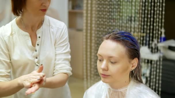 Υπέρθεση των τζελ για τα μαλλιά σε υγρά καθαρά μαλλιά τους πελάτες στο σαλόνι ομορφιάς — Αρχείο Βίντεο