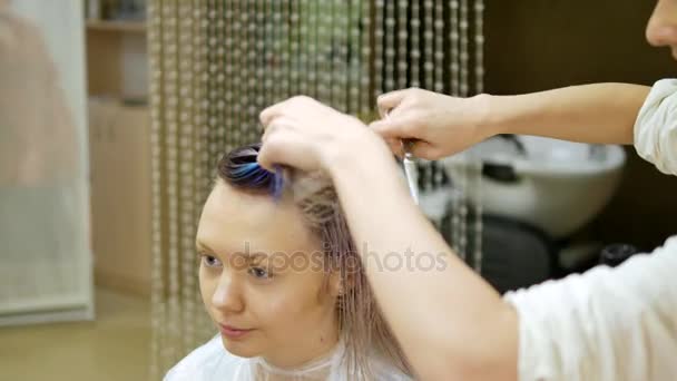 Un taglio di capelli clienti capelli nel salone di bellezza — Video Stock