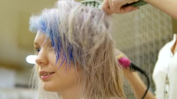 Стилизация волос клиентов в салоне красоты , — стоковое видео