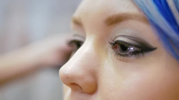 Makeupartist gör en flicka vacker makeup innan en viktig händelse — Stockvideo