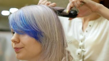 Güzellik salonunda istemcileri saç şekillendirme,