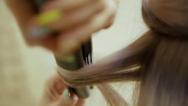 Styling einer Kundenfrisur im Schönheitssalon, — Stockvideo