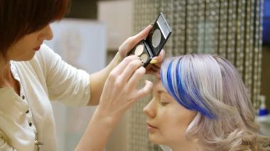 Profesyonel makyaj kişi mavi saçlı genç bir kız.