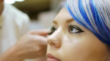 Profesyonel makyaj kişi mavi saçlı genç bir kız.