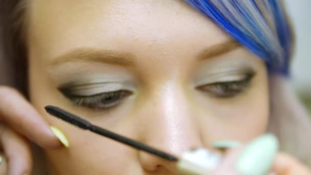 Professional makeup person a young girl with blue hair. — Stock Video