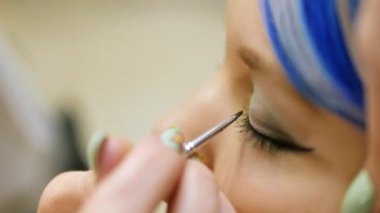 Profesyonel makyaj kişi mavi saçlı genç bir kız.