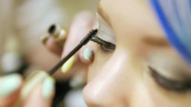 Profesyonel makyaj kişi mavi saçlı genç bir kız.